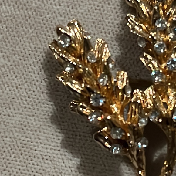 Chanel Gold Tone and Crystals Wheat Brooch,  Twist Stems, Signed on back - Picture 5 of 15